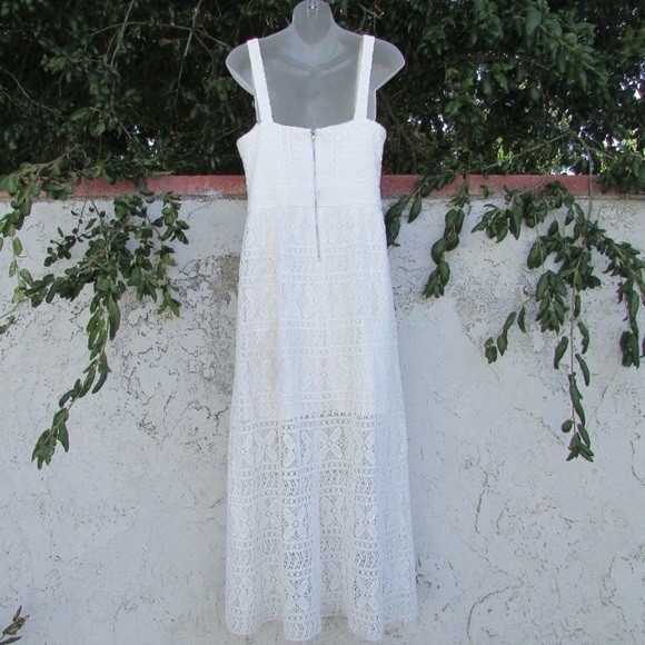 Elegant White Lace Dress - Picture 4 of 16